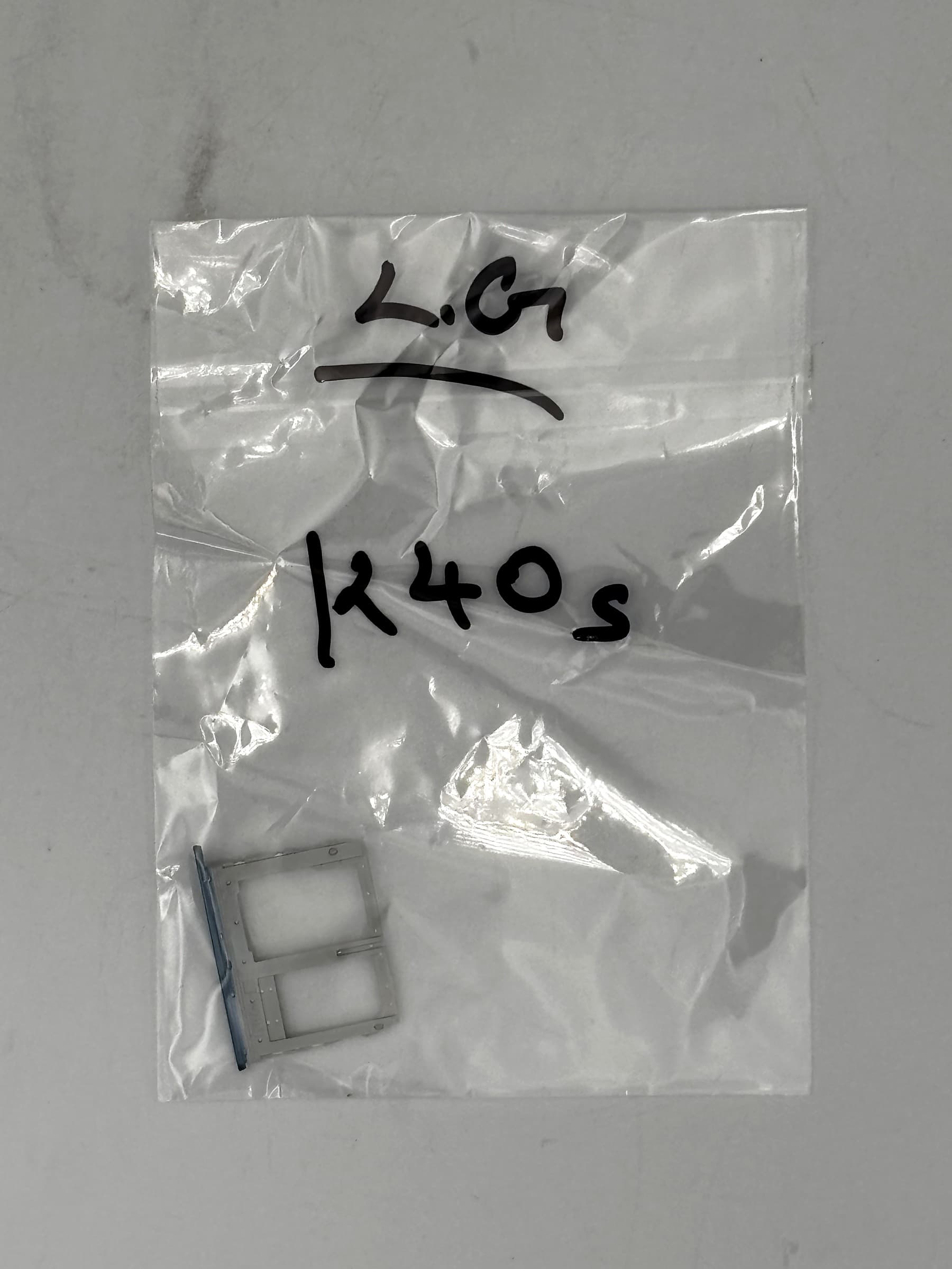 LG K40s SIM tray view 1